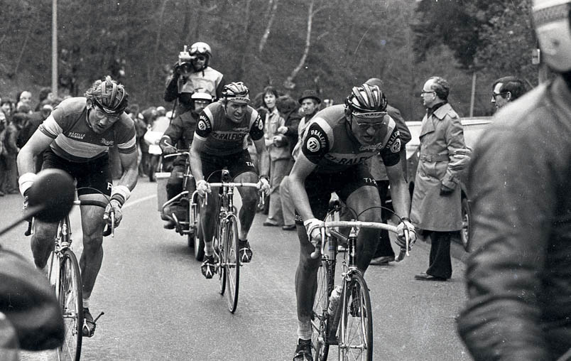 In the final of the Gold Race, Post has two aces up his sleeve: Hennie Kuiper and Gerrie Knetemann (on the right). However, the most dangerous man of the trio is riding on the left side of the road and wearing the Frisol jersey: Jan Raas