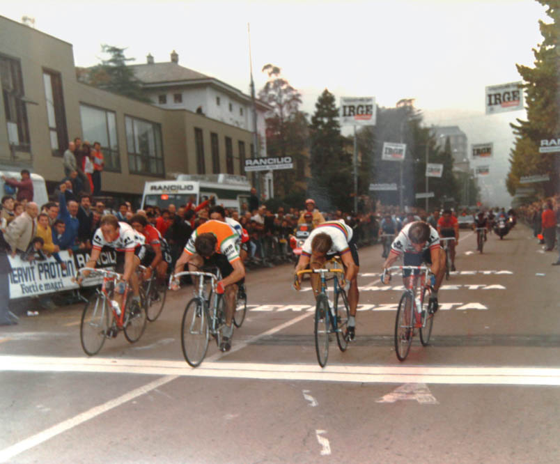 In 1983 zit Hennie Kuiper opnieuw heel dicht bij de zege in de Ronde van Lombardije. Hij legt het echter in de sprint af tegen (van links naar rechts) Adrie van der Poel (derde), Sean Kelly (eerste) en wereldkampioen Greg LeMond (tweede). Achter Van der Poel rijdt de Zwitser Gilbert Glaus naar de zesde en achter Kelly Francesco Moser naar de vijfde plaats