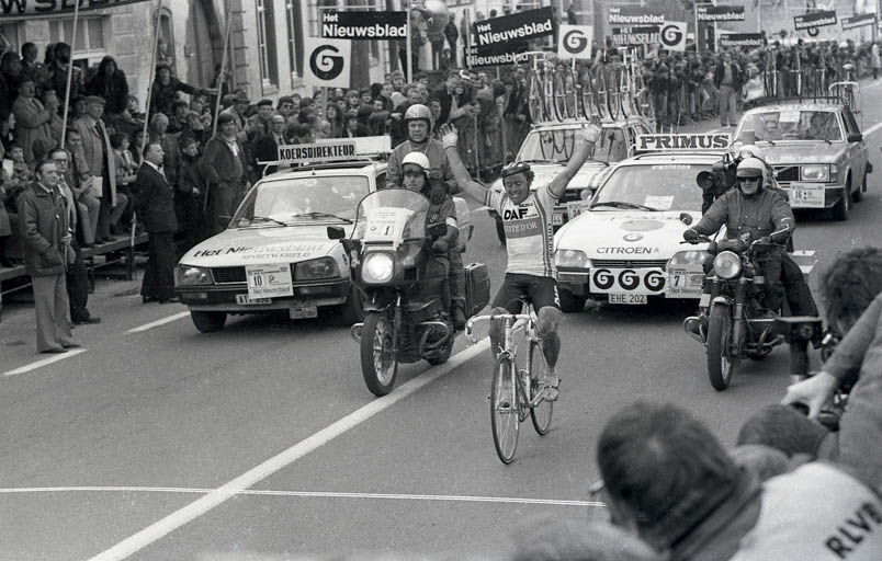 Hennie Kuiper's victory gesture at the finish line in Meerbeke is accompanied by a great sense of satisfaction