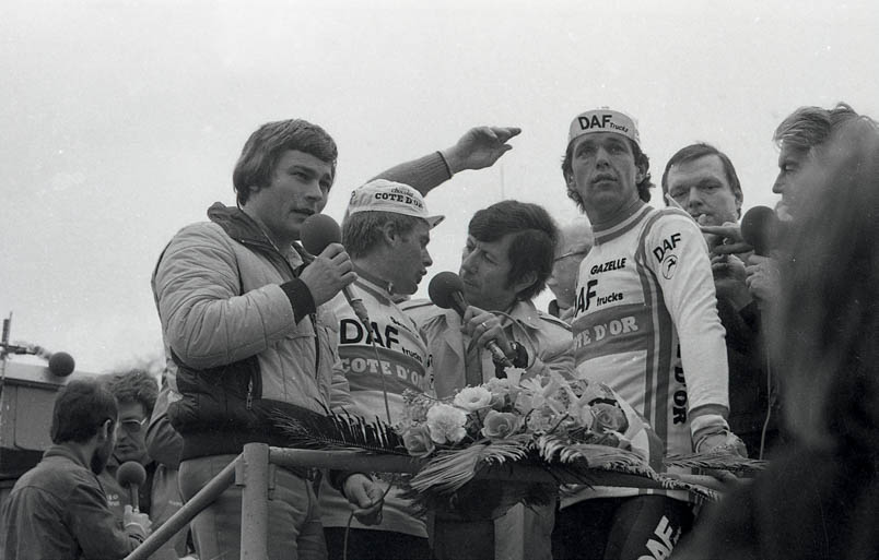 De blik in de ogen van Roger De Vlaeminck is haast identiek als op het WK- podium van 1975: verder dan oneindig. Louis De Pelsmaeker en Jean Nelissen hebben alle aandacht voor winnaar Hennie Kuiper