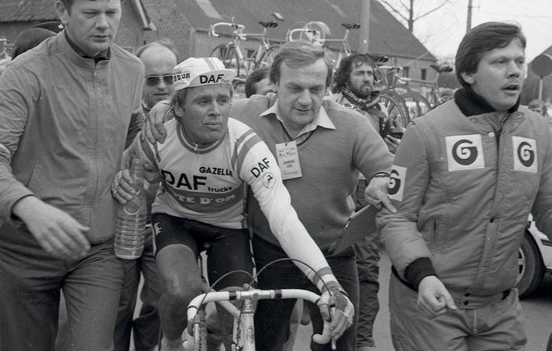 De mediagekte gaat losbreken voor de winnaar van de Ronde van Vlaanderen 1981. Maar dan is er altijd duivelstoejager André Meganck (rechts naast Kuiper) om de kampioen te begeleiden naar de Vlaamse commentatoren