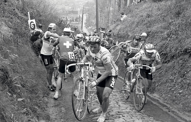 Hennie Kuiper verwordt op de Koppenberg tot veldrijder, net als de rest van de groep. Gregor Braun is ook weer uit de berm gekrabbeld, maar zijn frame raakt in de knoop met het frame van de Zwitser Godi Schmutz