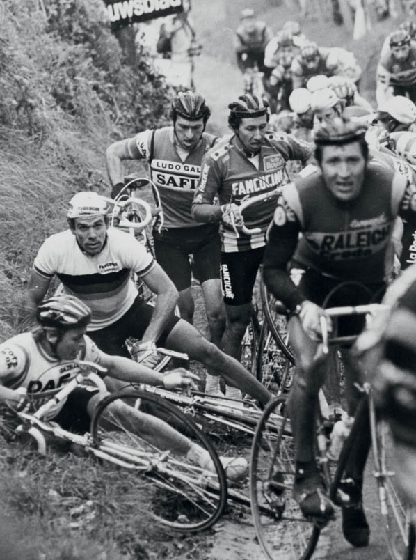 In the Tour of Flanders of 1981, Hennie Kuiper and the German champion Gregor Braun - almost inevitably - crash on the Koppenberg. Aad van den Hoek still has one foot on the ground, but tries to get going again. In the Koppenberg struggle, that is impossible.