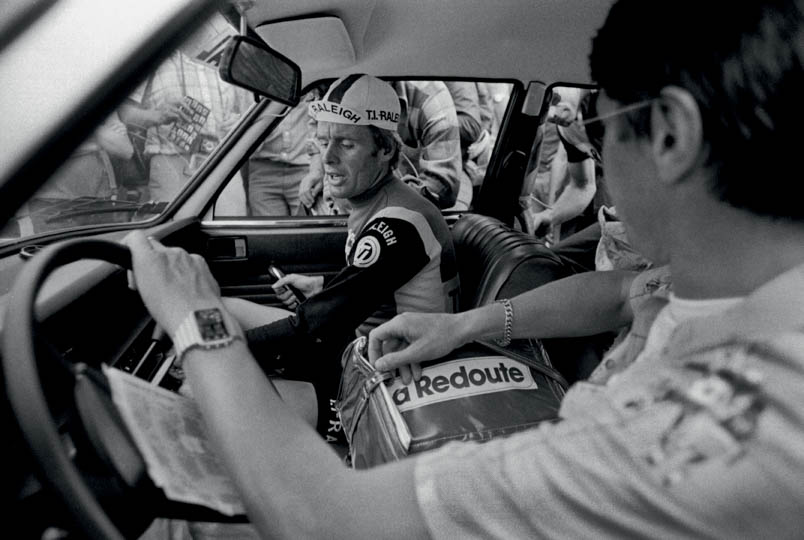 Hennie Kuiper stapt in de Tour van 1977 na afloop van een etappe in de ploegleiderswagen van Peter Post.