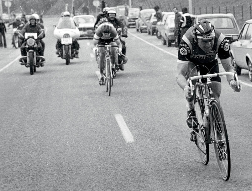 Knetemann en Kuiper proberen in de Gold Race Raas – om beurten – te slopen door te demarreren en Raas telkens het gat te laten dichten. Dat doet Raas: er is hem veel aan gelegen de Amstel op zijn naam te schrijven