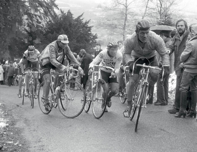 At the steepest part of the Stockeu, Hennie Kuiper loses the battle through no fault of his own. He has to get off the bike when a motor blocks his way. Ronny Claes is still on the pedals in front of Kuiper, but Kuiper is temporarily reduced to a knight on foot and loses the battle with Hinault. To the left of Kuiper, Pierre Basso struggles to keep the straight line. To the left of Basso, Fons De Wolf is on the pedals