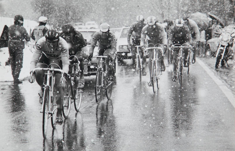 Hennie Kuiper voert de groep achter Bernard Hinault aan. Henk Lubberding is bij dat hij in de sneeuw het spoor van Kuiper kan volgen