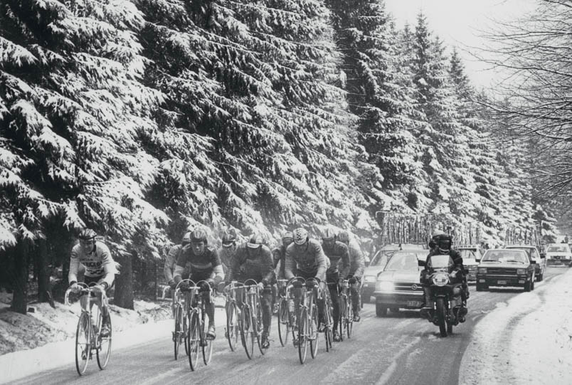 Het is even opgehouden met sneeuwen, maar de omstandigheden worden er nauwelijks beter op. In het wiel van Hennie Kuiper komt Henk Lubberding weer even omhoog. Rechtsvoor in de groep rijdt Kuipers ploeggenoot Gilbert Duclos-Lassalle