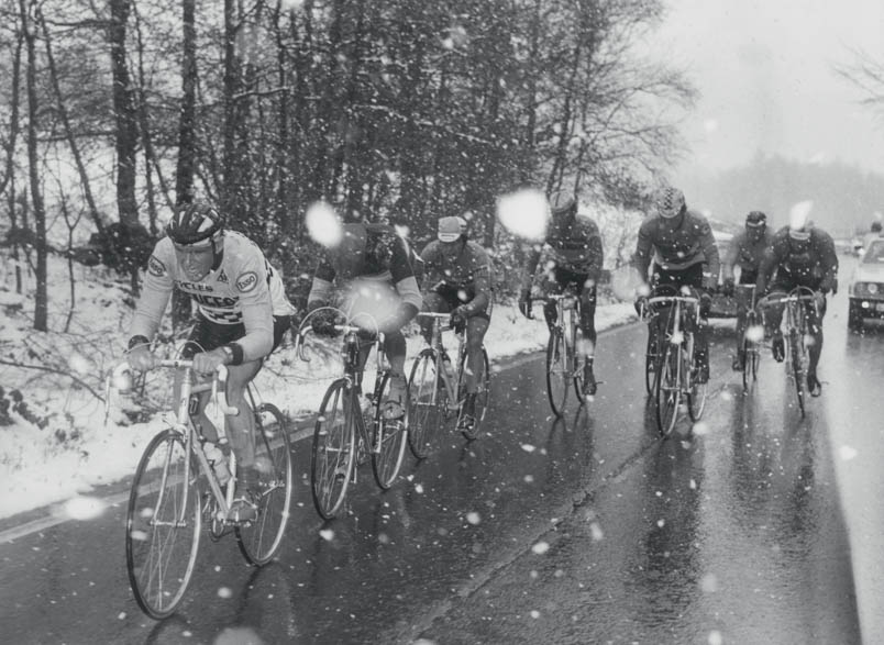 The horrors of Liège-Bastogne-Liège 1980. Hennie Kuiper bravely faces all hardships with determination. Behind Kuiper, Henk Lubberding tries to make himself as small as possible.