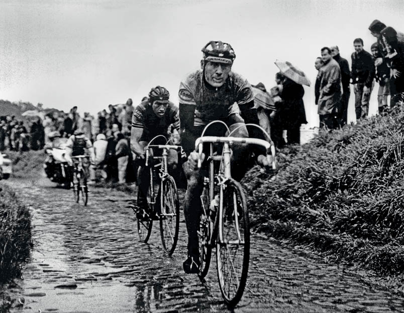 The Monuments in cycling provide epic images. But also during the 5th stage of the 1980 Tour, from Liège to Lille, it is slippery and slippery as they pass over the cobblestone sections of Paris-Roubaix. Hennie in the lead with Ludo Delcroix in his wheel and behind Bernhard Hinault who would eventually win the stage ahead of Hennie.