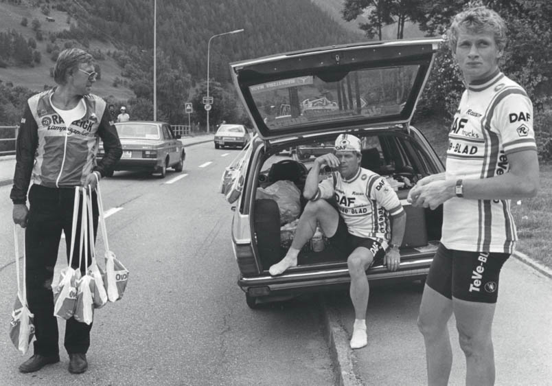 Hennie Kuiper en Adrie van der Poel hebben de Ronde van Zwitserland verlaten en wachten in de ravitailleringszone in de kofferbak van de auto van Ruud Bakker