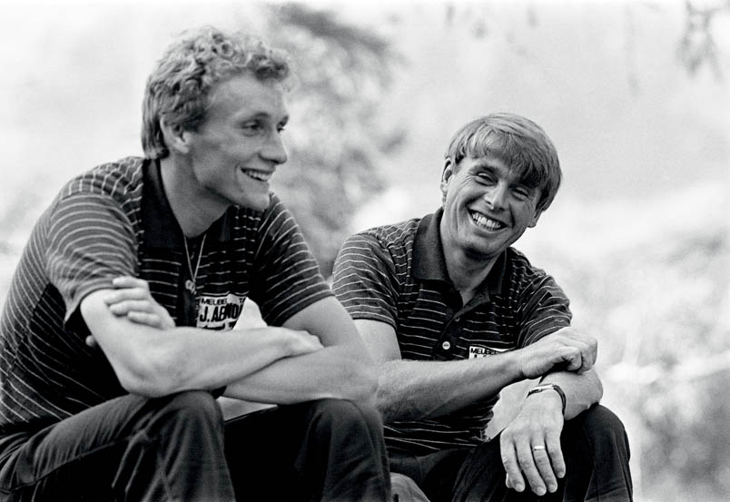 Adrie van der Poel en Hennie Kuiper trainen in de aanloop naar het wielerjaar 1983 niet alleen hard, er is ook tijd voor ontspanning