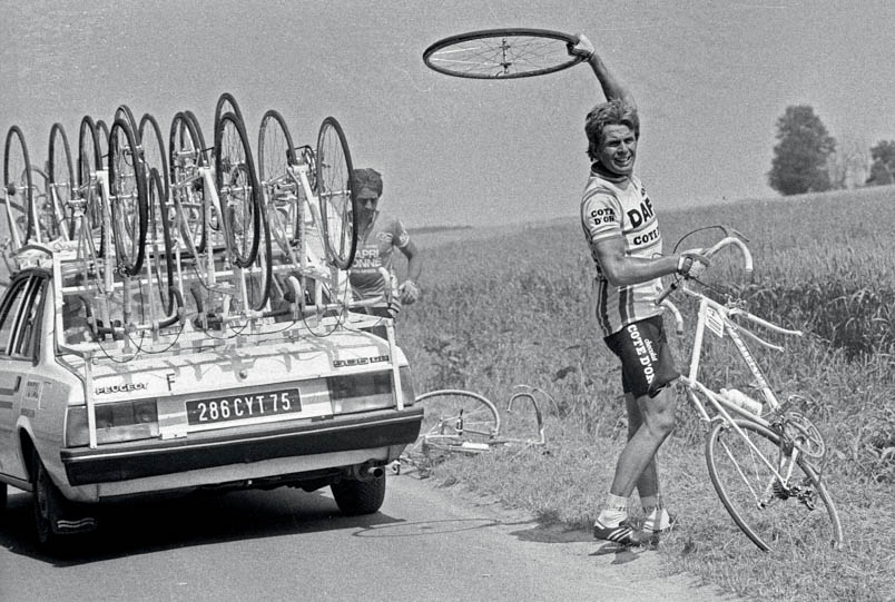 Hennie Kuiper is waiting for a new wheel, while in front of him Ludo Delcroix is already being assisted by his team manager