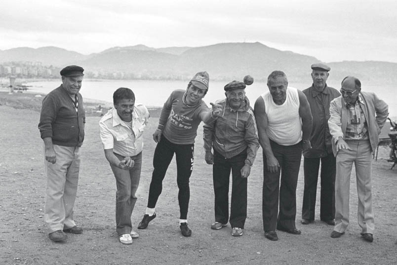 Ontspanning bij de start van de Tour de France 1981 in Nice. Hennie Kuiper speelt op het strand een potje pétanque met de plaatselijke bevolking