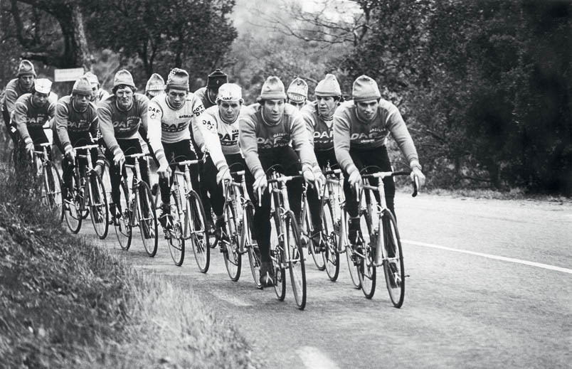 Training ride of the DAF team in 1981 near Valbonne. In the front row: Guy Nulens and Luc Colijn. Second row: Hennie Kuiper and Roger De Vlaeminck. Riding behind Kuiper is Adrie van der Poel, who in turn has Ronan De Meyer in his wheel.