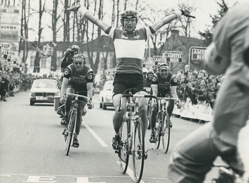 Peter Post is furious when Jan Raas easily beats Knetemann (left) and Kuiper in the sprint of the Amstel Gold Race