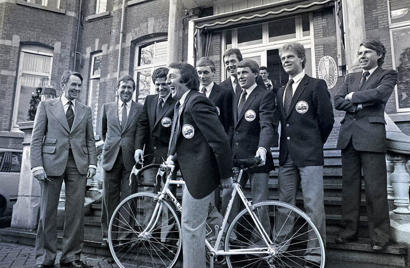 In Aartselaar, the DAF team for the year 1981 is presented and the five Dutch riders of DAF - Cote d'Or - Gazelle are portrayed separately. From left to right: Wim Breukink from Gazelle, Willy van Doorne from DAF, Gerrie van Gerwen, Adrie van der Poel, Hennie Stamsnijder, Hennie Kuiper, Hans Langerijs, and the director of the local establishment. Team manager Fred De Bruyne especially laughs very hard at his own jokes.