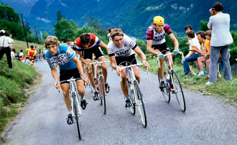 Ludo Loos (links) will win the stage to Prapoutel. National champion Johan van der Velde squeezes everything out for Zoetemelk. Kuiper rides with a fierce look in his eyes and Christian Seznec (far right) positions his head in the characteristic way between the shoulders in front of him.