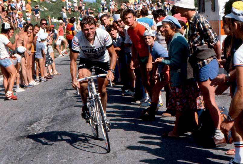 Zowel in rit 17 als etappe 18 van de Tour van 1979 lag de finish op de top van l'Alpe d'Huez. Op de berg waar Hennie in 1977 geschiedenis schreef, leed hij twee jaar later dramatisch verlies. In rit 17 worstelde hij moederziel alleen naar de top, waar hij als nummer 29 ruim 8 minuten later dan winnaar Agostinho arriveerde en op concurrenten als Hinault en Zoetemelk vijf minuten verspeelde. Daags nadien deed hij het beter. Winnaar Zoetemelk en Hinault bleken te sterk voor hem, maar met zijn achtste plaats bleef hij toch in het spoor van de klassementsmannen.