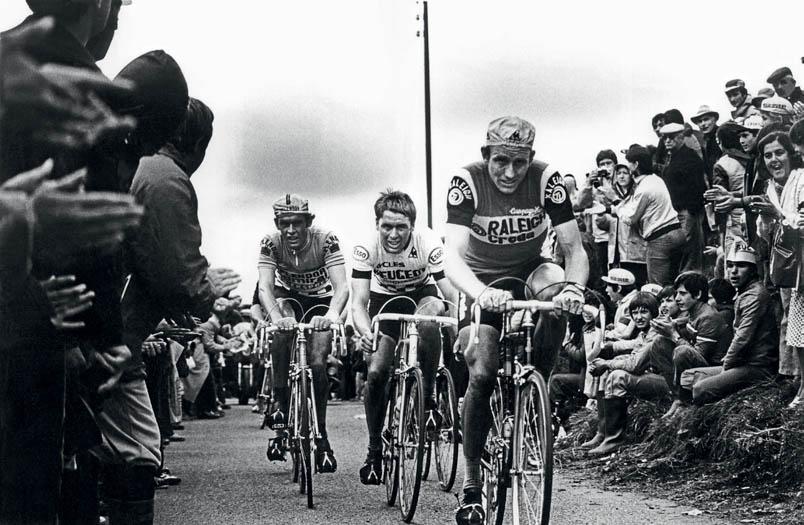 Scherp in het wiel van Zoetemelk met achter zich Johan De Muynck. Ook op de kleine colletjes is Hennie Kuiper attent in de Touretappe van Lille naar Compiègne