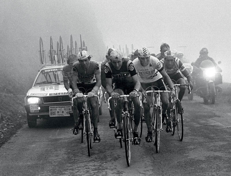 Aan de voet van de Tourmalet is Raymond Martin in de aanval gegaan en dus moet Zoetemelk het kopwerk opknappen. Een dag eerder is Bernard Hinault aan de knie geblesseerd uit de Tour gestapt. Joop weigert in de etappe naar Bagnières-de-Luchon het geel te dragen, maar wordt door Kuiper wel gedwongen al het kopwerk te doen. Links van Zoetemelk Johan De Muynck met daarachter Ludo Loos. Rechts van Zoetemelk Kuiper en Robert Alban