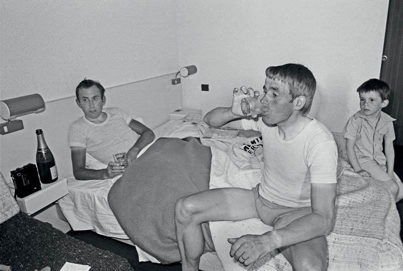 Wanneer Joop Zoetemelk in de Tour van 1979 in de rit naar Roubaix de gele trui overneemt van Bernard Hinault, komt Hennie Kuiper in het Novotel een tandenborstelbeker champagne drinken. Op bed bij Joop zit de latere beroepsrenner en zoon van Joop, Karl Zoetemelk