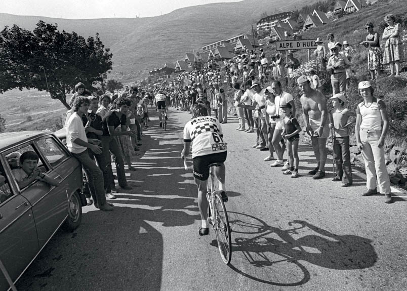 Bij het binnenrijden van Alpe d’Huez heeft Hennie Kuiper nog een gat te dichten naar Eddy Schepers