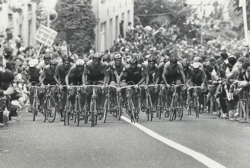 De wereldkampioenschappen wielrennen worden in 1979 in Valkenburg verreden. Hennie Kuiper rijdt als eerste naar boven op de Cauberg. Van links naar rechts zijn te herkennen: Yves Hézard, Didi Thurau, Jan Raas, Giovanni Battaglin, Leonardo Mazzantini, Hennie Kuiper, Bruno Wolfer, Giuseppe Saronni en Daniel Willems