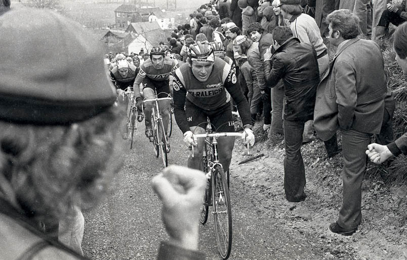 In de Amstel Gold Race van 1977 etaleren de Raleigh’s van Peter Post opnieuw hun overmacht. Hennie Kuiper beklimt de Keuteberg voor Eddy Merckx