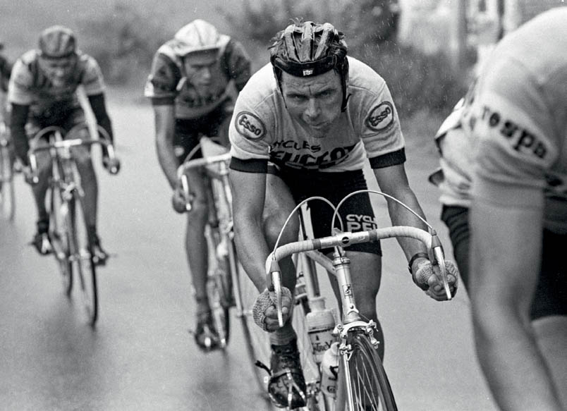 In de twaalfde etappe van de Tour 1979 tussen Rochefort en Metz begrijpt Hennie Kuiper dat hij moet blijven eten. Christian Seznec zoekt Kuiper’s wiel