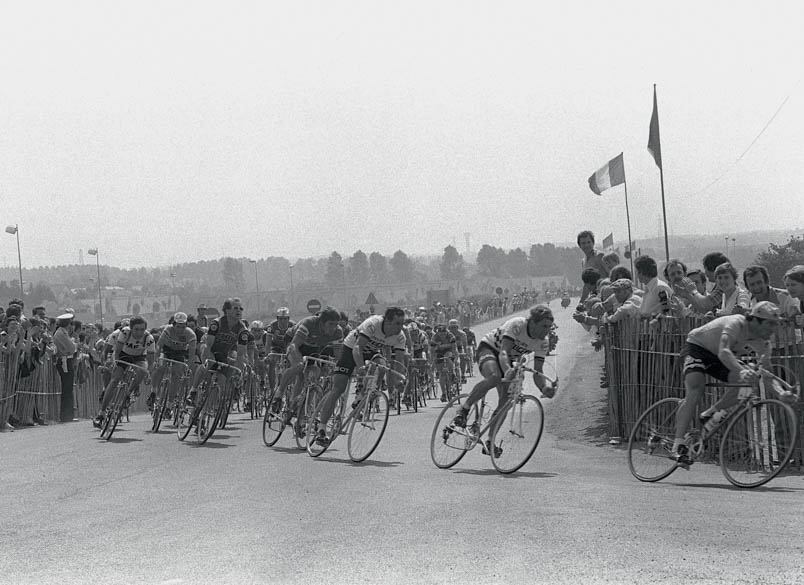 Etappe zes van de Tour van 1979 dendert in Normandië Saint-Brieuc binnen. De Belg Jos Jacobs gaat met een seconde voorsprong op tweederde van het peloton winnen. Saint-Brieuc ligt naast Yffiniac, de woonplaats van Bernard Hinault. Geen wonder dat de klassementsleider als eerste door de bocht draait, gevolgd door Hennie Kuiper. Daarachter Jacques Esclassan en Marc Demeyer. Jan Raas richt zich op om te kijken of hij nog een jump kan plaatsen