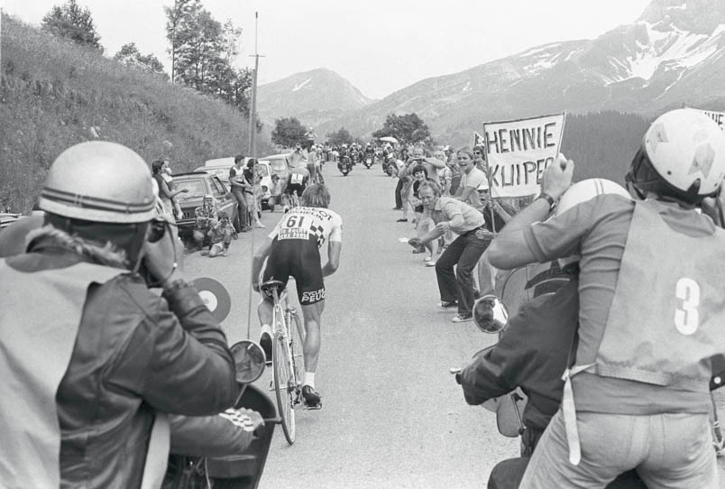 Etappe nummer 15. Tussen Evian en Morzine Avoriaz. 54 kilometer voornamelijk klimmen. Getooid in het groen haalt Bernard Hinault Hennie Kuiper in en geeft hem een tik van bijna vijf minuten. Alle aanmoedigingen van Hennie’s (inmiddels overleden) broer Johan ten spijt. Bovendien neemt de Breton de gele trui weer over van Joop Zoetemelk