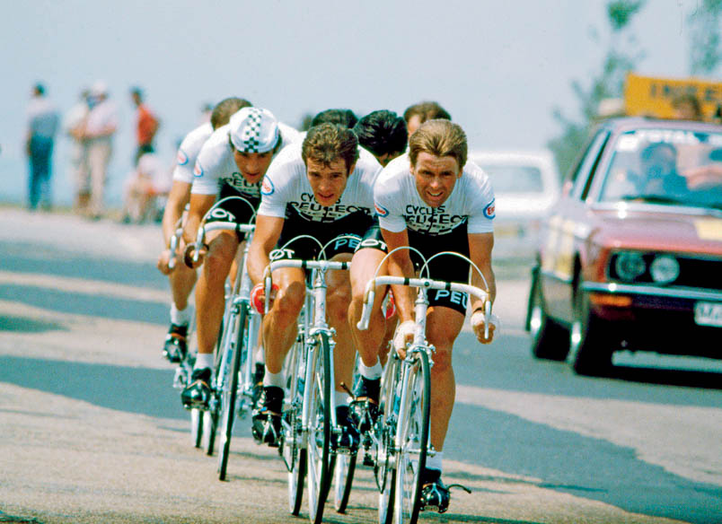 Bij de tweede ploegentijdrit in de Tour van 1979 tussen Deauville en Le Havre over dik 90 kilometer heeft Monsieur De Muer een truc verzonnen: hij laat de Peugeot-ploeg rijden op nieuwe, ultralichte tubes. Gevolg: de ene lekke band na de andere. Gevolg van het gevolg: zesde in het dagklassement op 3.53 van TI-Raleigh. Hennie Kuiper – aerodynamisch kapsel – schakelt om vol door te kunnen trekken. Roger Legeay gaat vervolgens overnemen