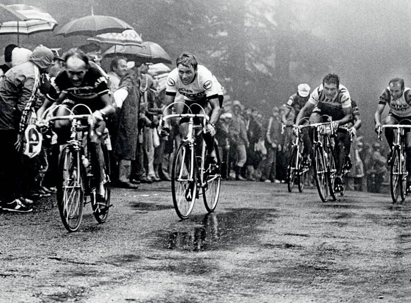 Meteen in de Tour de France van 1979 is er volop strijd. Al in de tweede etappe tussen Fleurance en Luchon moet de Portillon worden bedwongen. Michel Pollentier en Hennie Kuiper vormen de kop op een paar meter gevolgd door Bernard Hinault en Joop Zoetemelk