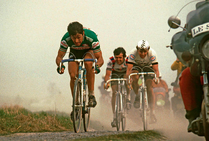 De Hel van het Noorden in de droge versie in 1979. De hele dag stof happen. Daarom kun je maar beter zo ver mogelijk van voren zitten. En dus dicteert Francesco Moser in de finale van Parijs-Roubaix een moordend tempo aan Roger De Vlaeminck en Hennie Kuiper