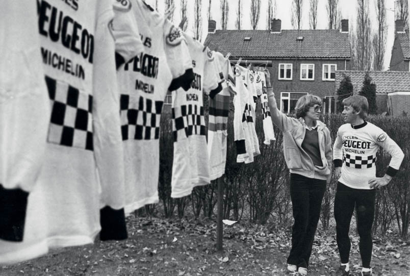 Racing for Peugeot, Hennie Kuiper is often away from home, mainly because the sponsor''s interests are primarily in France. When Kuiper does come home, it''s a big win for Ine and her washing machine. At the photographer''s request, the rainbow jersey is also hanging on the line, even though Hennie has not been a world champion for a long time and now rides for a different sponsor. By hanging the jersey backwards, at least the old sponsor''s name is no longer visible.