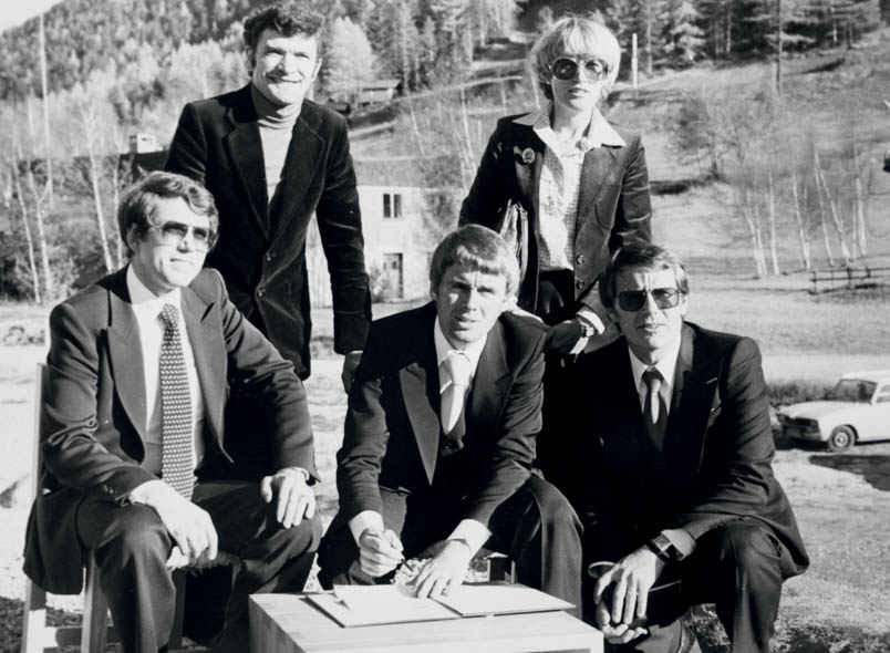 Hennie Kuiper signs a hastily put together contract with Peugeot in the French La Norma - where he owns a chalet. Due to air traffic controllers in Paris being on strike, team manager Maurice De Muer and representatives from Peugeot France fail to arrive in La Norma on time with the correct paperwork. Authorized representative Bert Kreber, director of Peugeot Netherlands, Bernard Thévenet, Hennie and Ine Kuiper, and Jan Janssen try not to laugh any less broadly at the assembled media representatives.