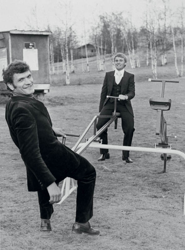 The transition from TI-Raleigh to Peugeot is playfully celebrated by Bernard Thévenet and Hennie Kuiper in the French tourist village of La Norma on the seesaw