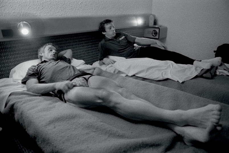 The TV is on in the hotel room of Hennie Kuiper and José De Cauwer (Tour de France, 1977). But despite looking at the screen, they go over the day again.