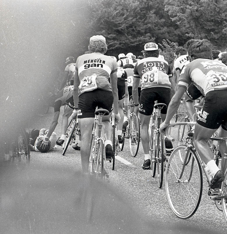 De dag na Saint-Gaudens. De rit naar Saint-Lary-Soulan is nog maar 13 kilometer jong of Hennie Kuiper klapt tegen het wegdek. Gerrie Knetemann stapt af om eerste hulp te verlenen