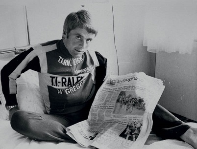 Always attentive to the interests of the sponsor. Even after the operation at the hospital in Chambéry, Hennie first puts on a Raleigh shirt in front of Cor Vos's camera.