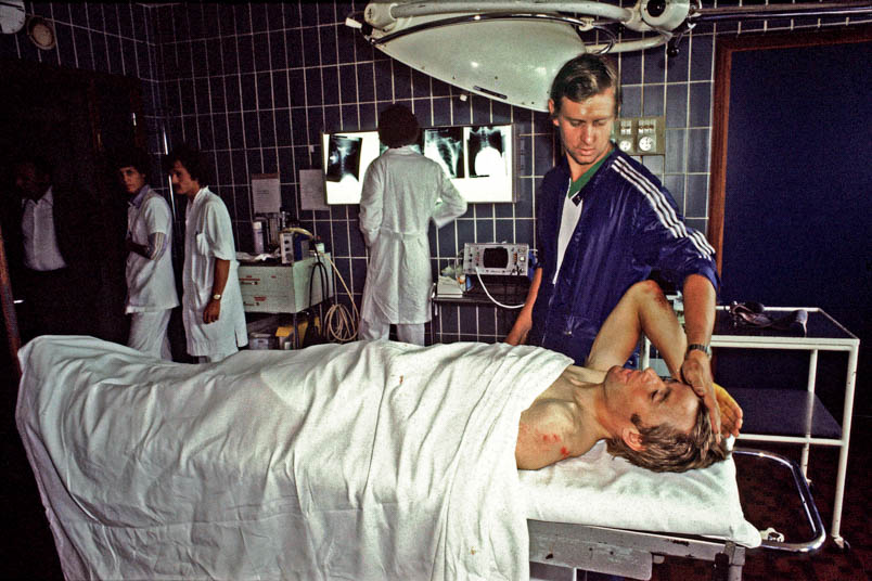 In the operating room of the hospital in Chambéry, the X-rays of Hennie Kuiper's left collarbone are ready. Tour doctor Gérard Porte has removed the helmet and is trying to reassure Kuiper.