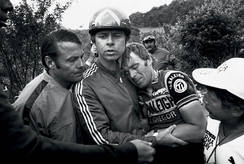 Tourarts Gérard Porte tries to stabilize Hennie Kuiper's left shoulder as much as possible. On the left, BRT reporter Jan Wauters sees the seriousness of the situation.