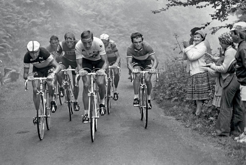 The mountainous stage of the Tour between Biarritz and Pau in 1978 is won by Henk Lubberding, who in this phase of the race has to give way to this illustrious group. From left to right: Michel Pollentier, Joaquim Agostinho, Hennie Kuiper, race leader Joseph Bruyère, Joop Zoetemelk, and Bernard Hinault