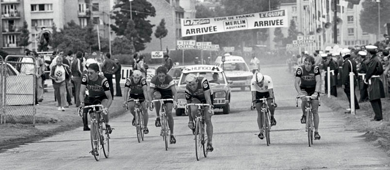 Het Raleigh-specialisme waarvoor het hart van ploegleider Peter Post open gaat. De vierde etappe van Evreux naar Caen over 153 (!) kilometer is een prooi voor de TI-Raleigh-ploeg. In Caen komen zes Raleighs winnend binnen (van links naar rechts): Gerrie Knetemann, Wilfried Wesemael, Henk Lubberding, Hennie Kuiper, Klaus Peter Thaler en José De Cauwer