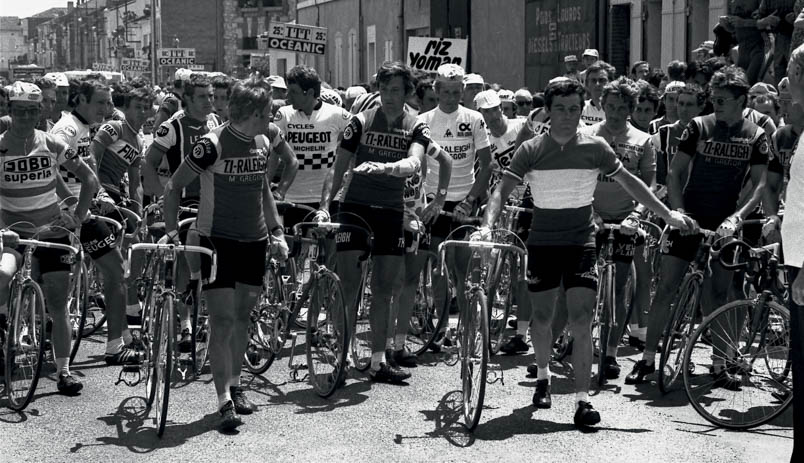 When Bernard Hinault orchestrates a protest by the riders against the grueling stage schedule in the Tour de France of 1978 in Valence d'Agen, Hennie Kuiper also joins the front row. In the middle of the peloton, Gerben Karstens urges Kuiper to calm down: let Hinault take the lead as the strike leader, then the action will have the most impact. To the right of Hinault are Freddy Maertens and Gerrie Knetemann lined up. Between Karstens and Hinault in the white jersey: Henk Lubberding.