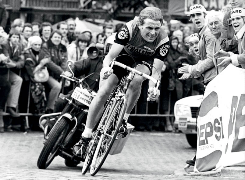 Hennie Kuiper races through Leiden, where the prologue of the Tour de France was located in 1978. The cobblestones are dry under Kuiper. The later heavy rainfall prompts Tour boss Félix Lévitan to cancel the prologue for the classification.