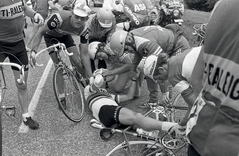 De TI-Raleigh-ploeg ontfermt zich over de gevallen wereldkampioen. Jan Raas probeert de rechtervoet van Kuiper uit de toeclip te halen