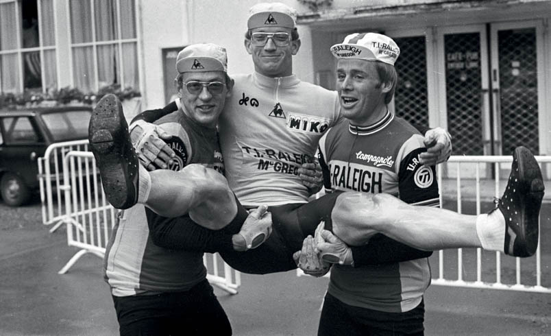 On the second day of the Tour de France 1978, Jan Raas gets his revenge. After Lévitan has removed the result of the prologue (with Raas as the winner) for the classification, the Zealander still grabs the yellow jersey in Sint Willebrord, finish place of the first stage A. Gerrie Knetemann and Hennie Kuiper share in the celebration over the yellow jersey.