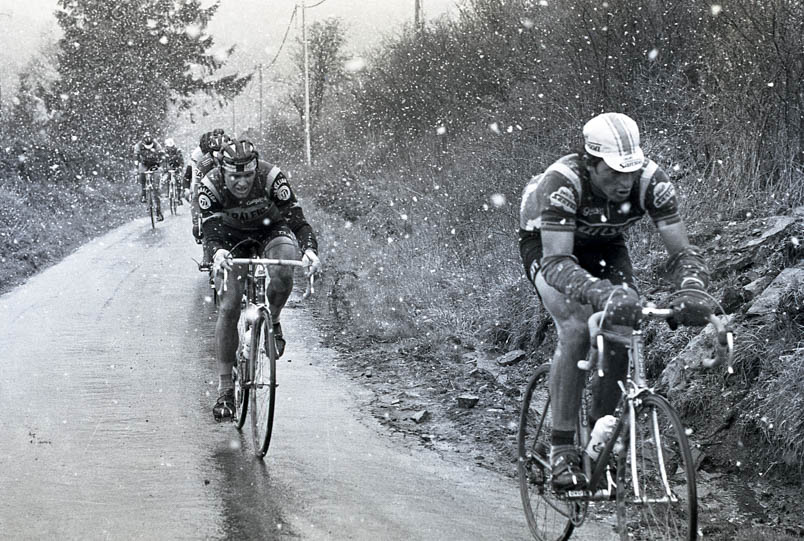 In Liège-Bastogne-Liège of 1977 it is snowing. Not as heavily as in 1980, but Hennie Kuiper will not finish the race. The winner of 1977 is indeed the same as in 1980: Bernard Hinault. Here Kuiper is seen climbing the Stockeu in the wheel of the Italian Francesco Moser.